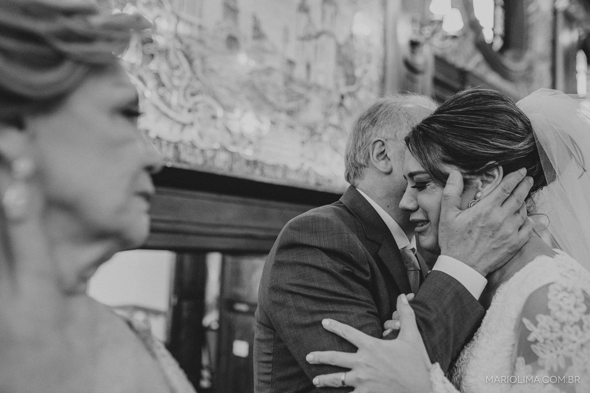 Pai beijando a noiva em Igreja Nossa Senhora do Brasil