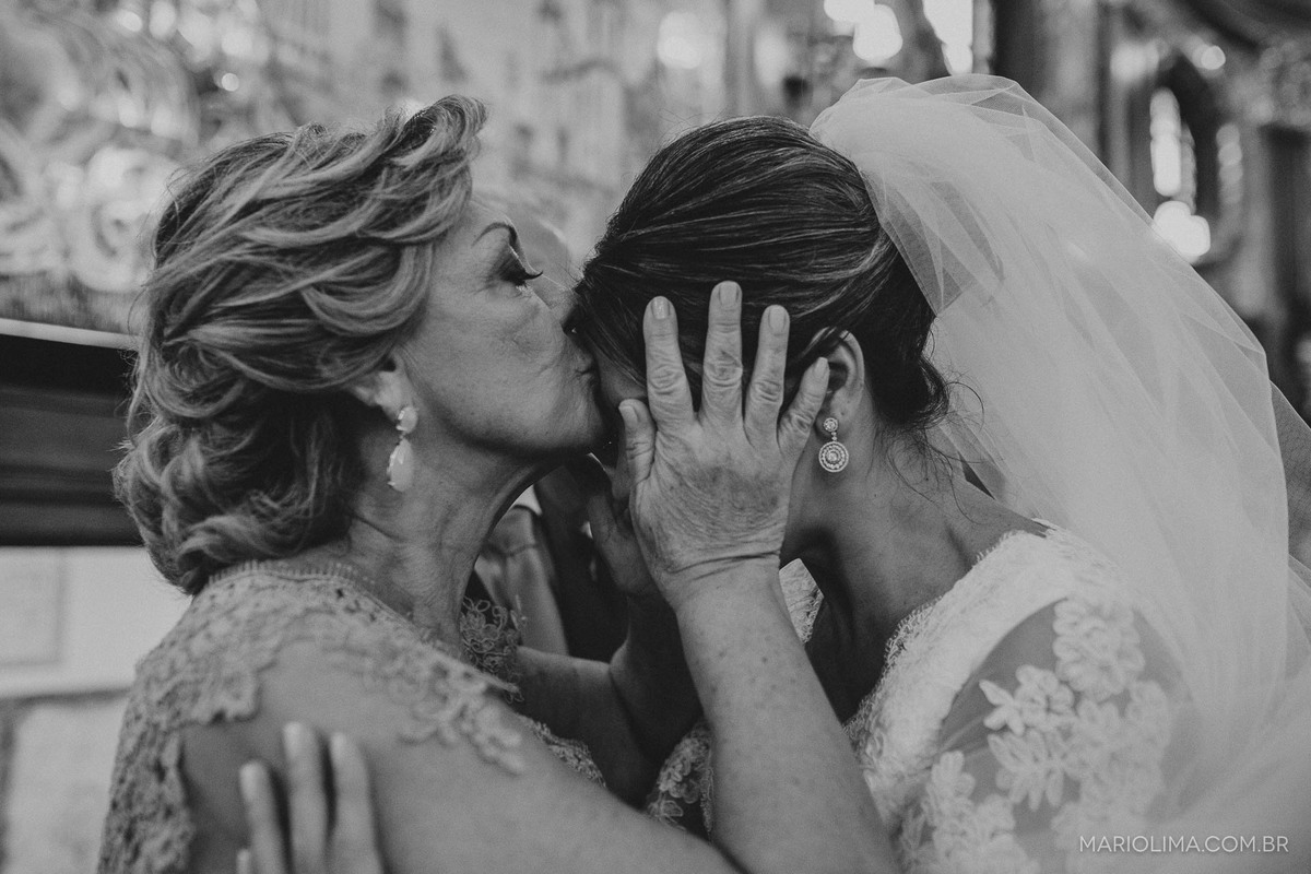 Mãe beijando na testa da noiva em Igreja Nossa Senhora do Brasil