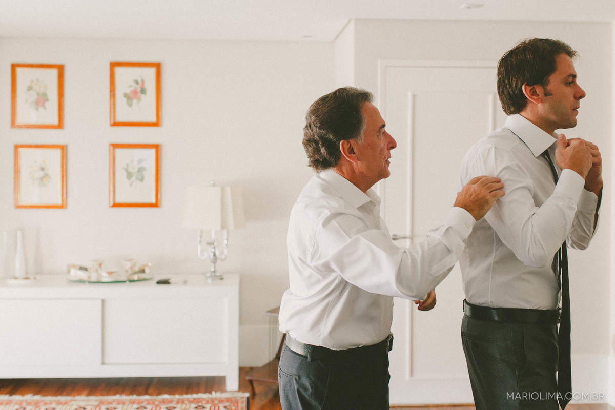 Pai e noivo se arrumando no making of