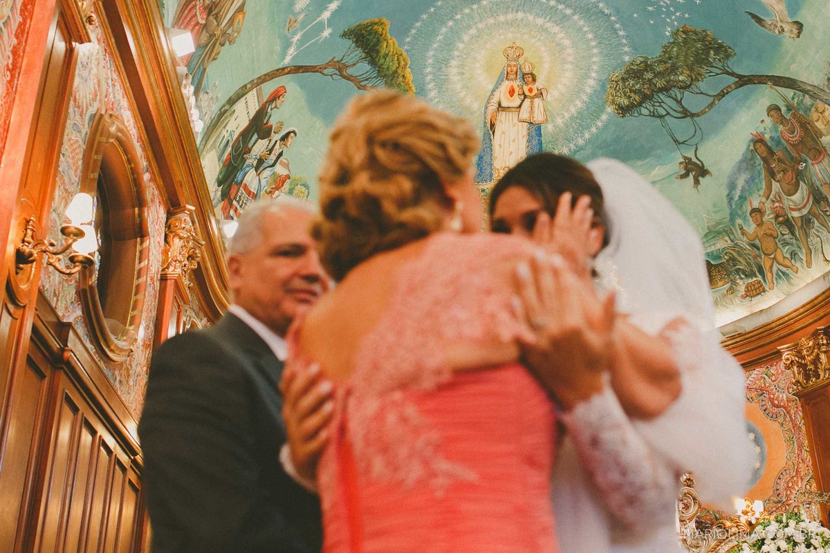Noiva com os pais na Igreja Nossa Senhora do Brasil