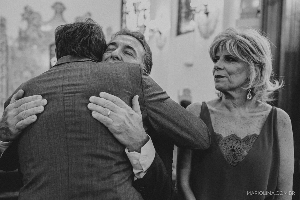 Noivo cumprimentando os pais em Igreja Nossa Senhora do Brasil