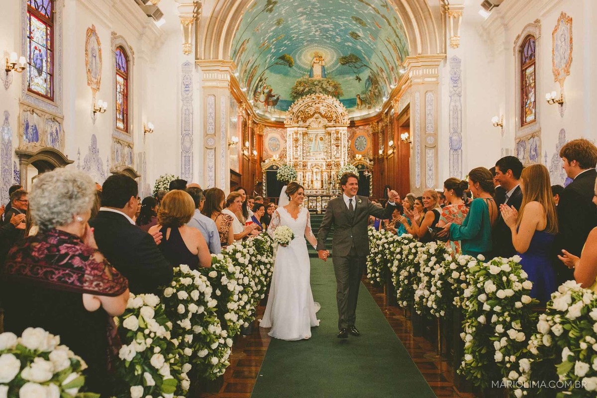 Saída dos noivos da cerimônia de casamento na Igreja Nossa Senhora do Brasil