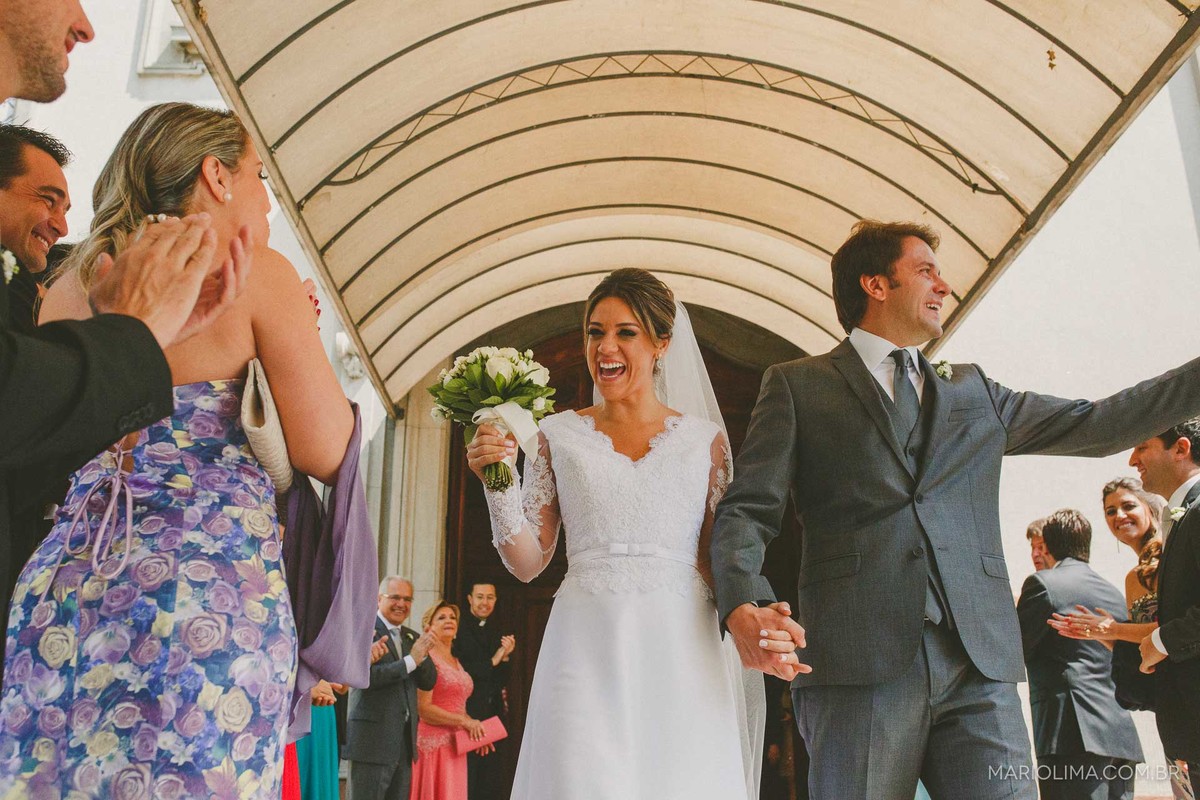 Noivos se despedindo em Igreja Nossa Senhora do Brasil