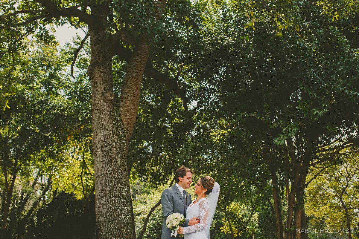 Noivos se abraçando na frente da Igreja Nossa Senhora do Brasil