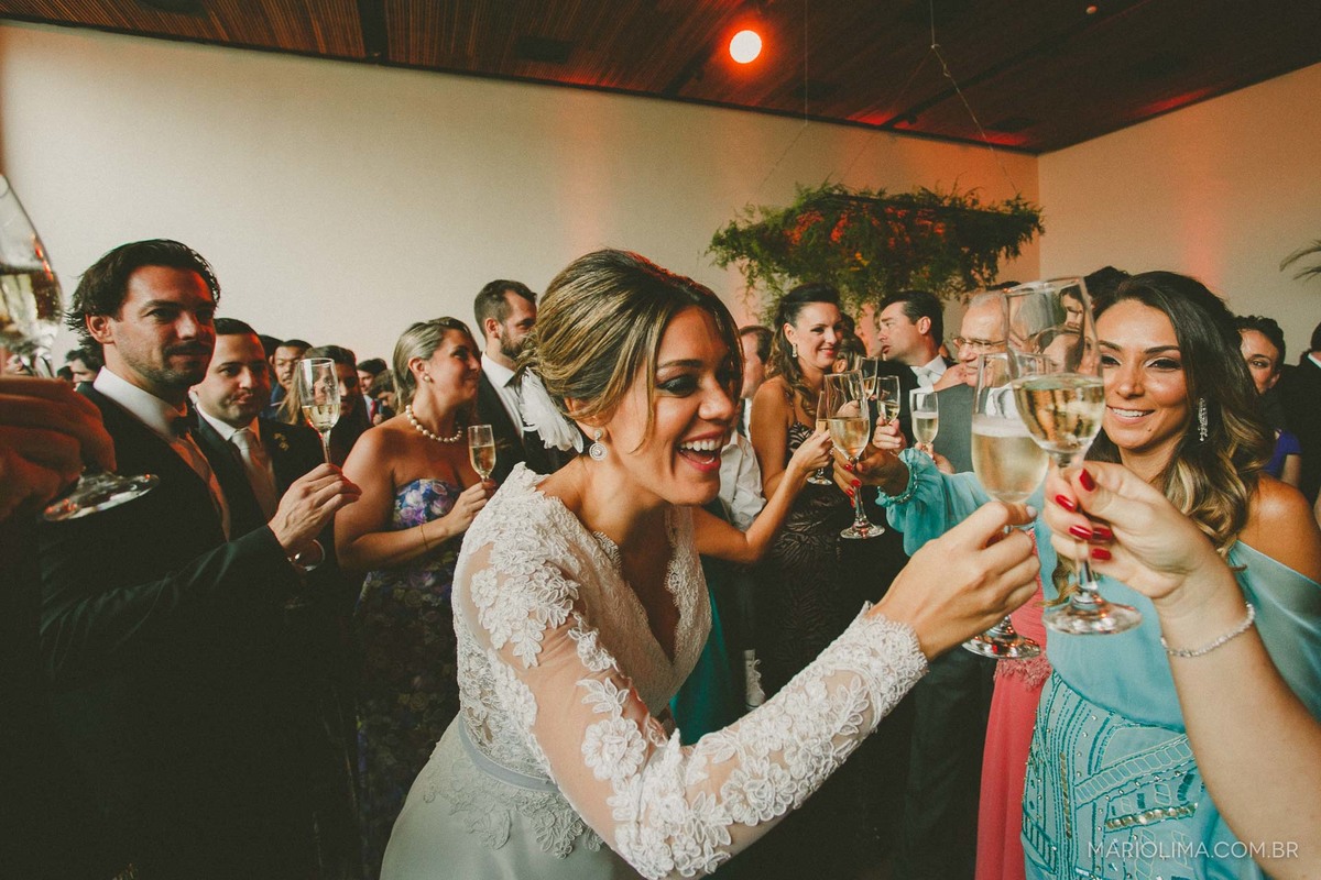 Noivos brindando em festa de casamento no Espaço Jardim Europa