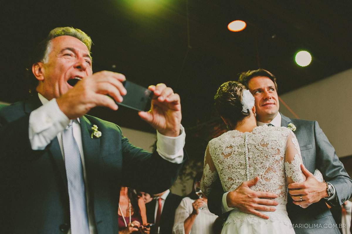 Noivos dançando e pai fotografando em Espaço Jardim Europa