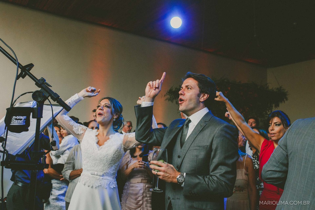 Noivos cantando com a banda em festa de casamento no Espaço Jardim Europa