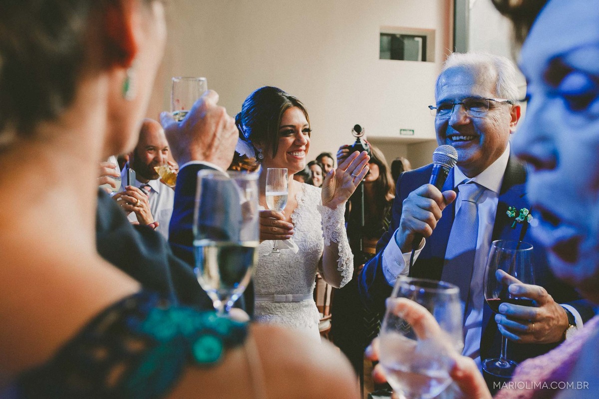 Noiva aplaudindo em festa de casamento no Espaço Jardim Europa