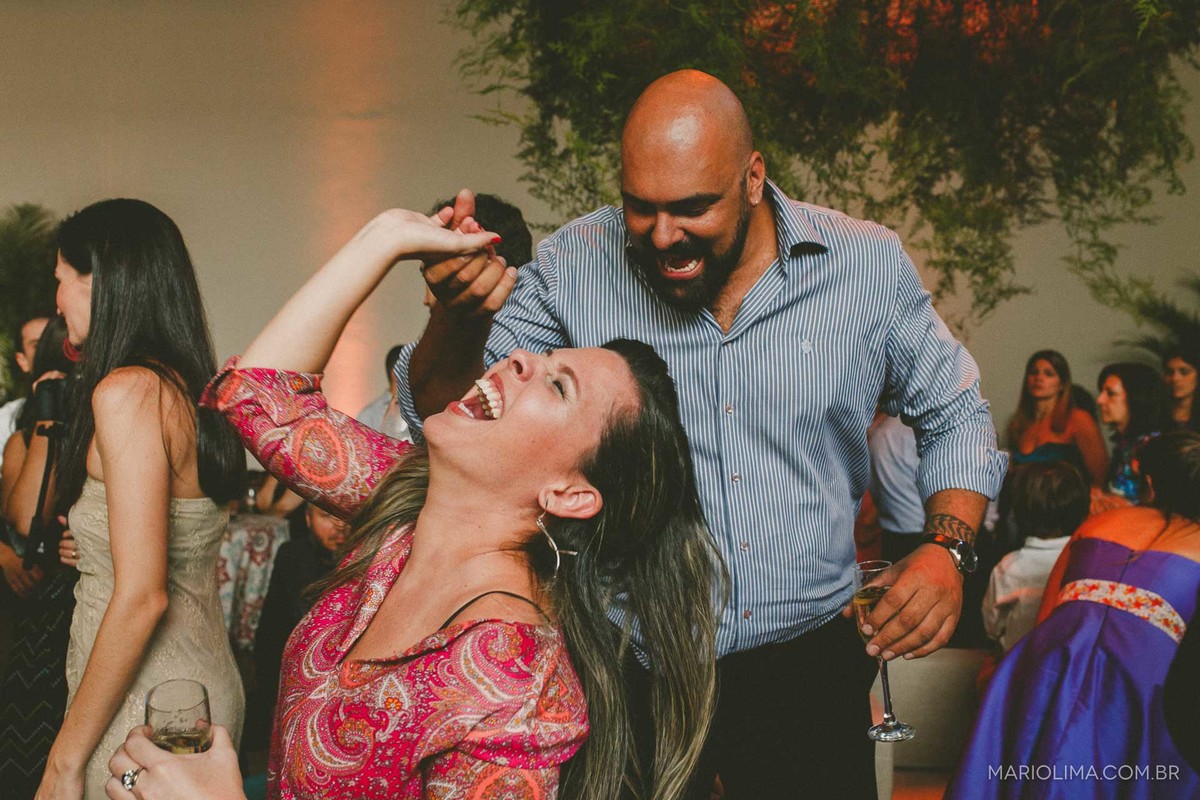 Madrinha dançando em festa de casamento no Espaço Jardim Europa