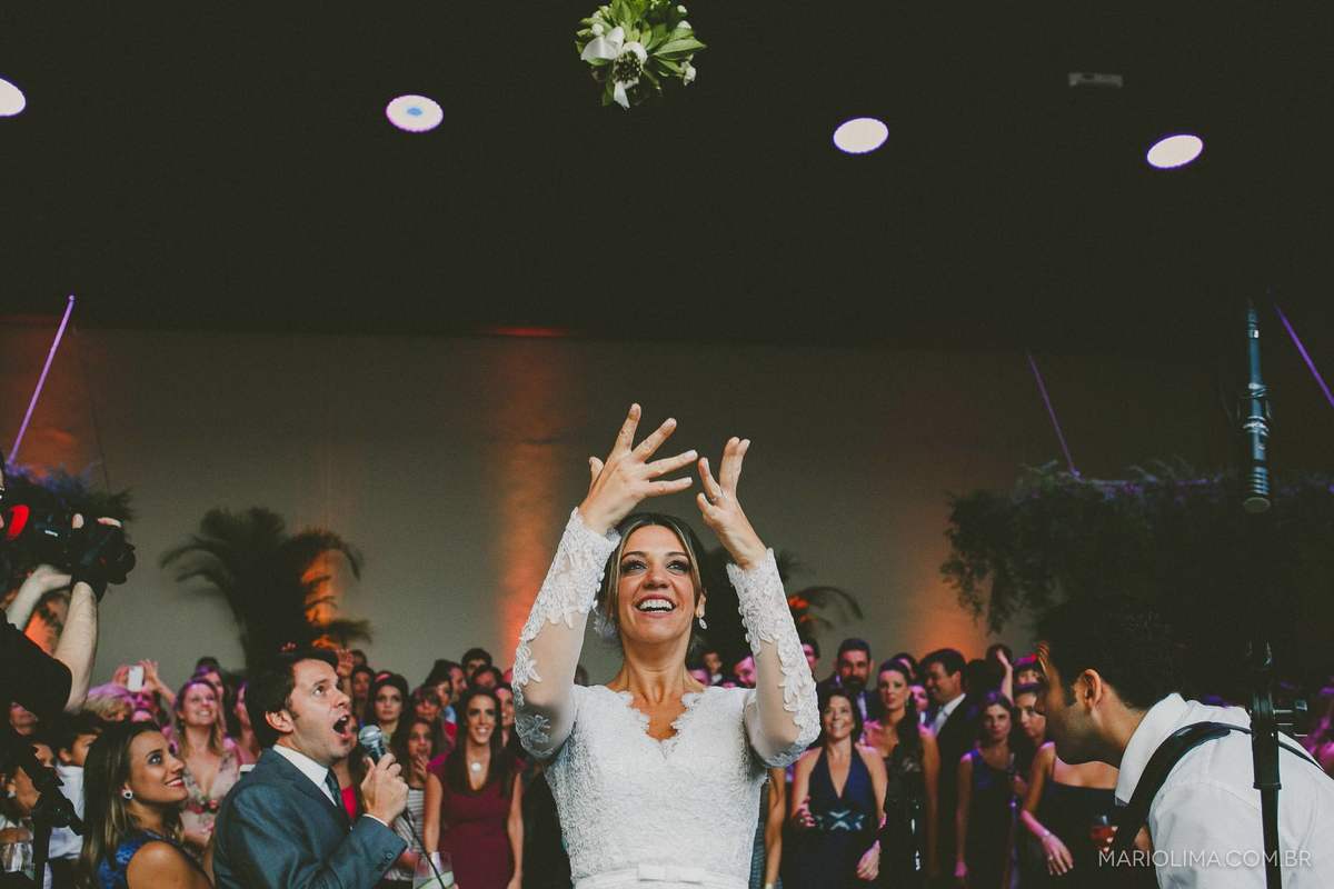 Noiva jogando bouquet em festa de casamento no Espaço Jardim Europa