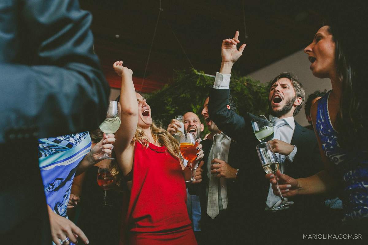 Convidados dançando em festa de casamento no Espaço Jardim Europa