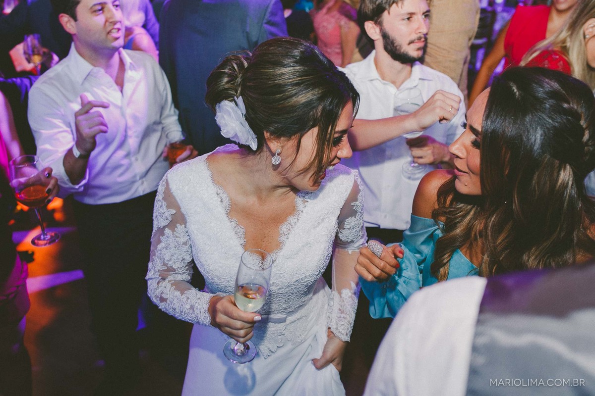 Noiva dançando com taça de champagne em festa de casamento no Espaço Jardim Europa