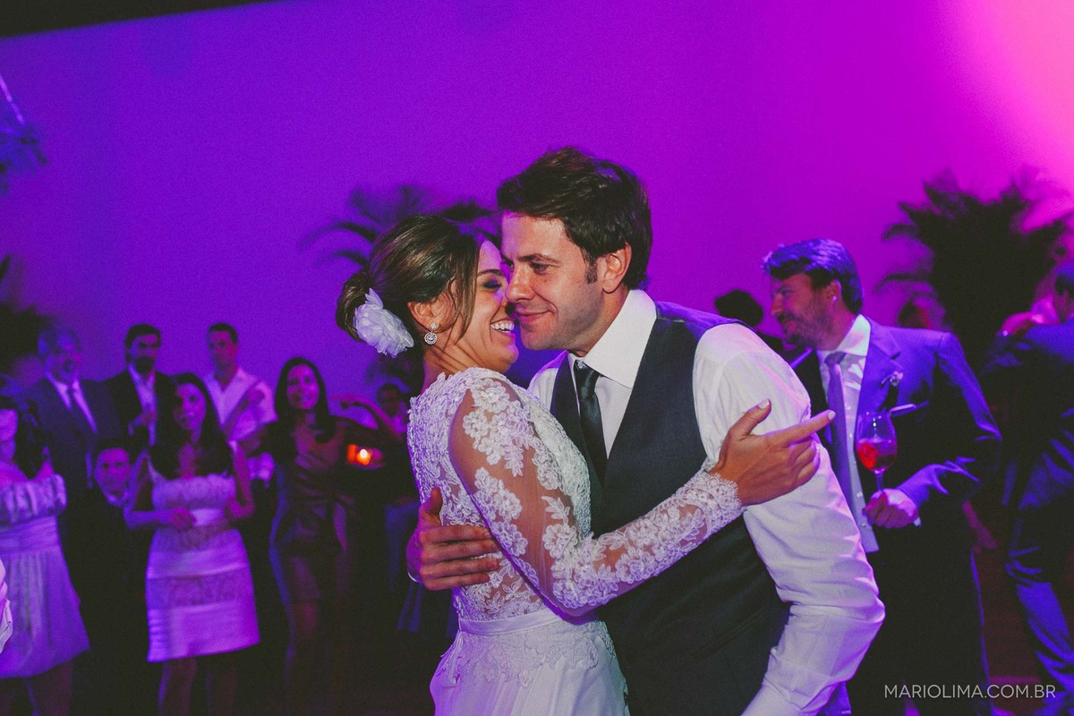 Noivos dançando em festa de casamento no Espaço Jardim Europa
