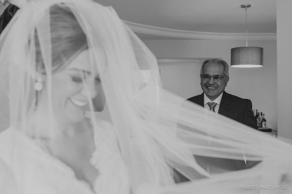 Fotografia de pai e noiva sorrindo