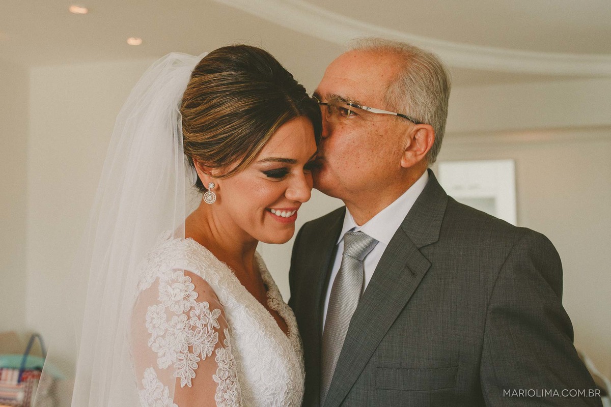 Pai beijando a noiva no rosto