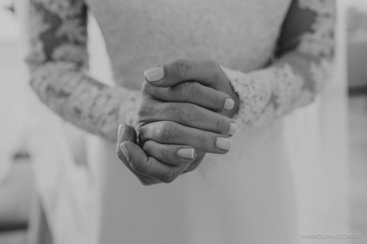 noiva segurando as mãos ansiosa