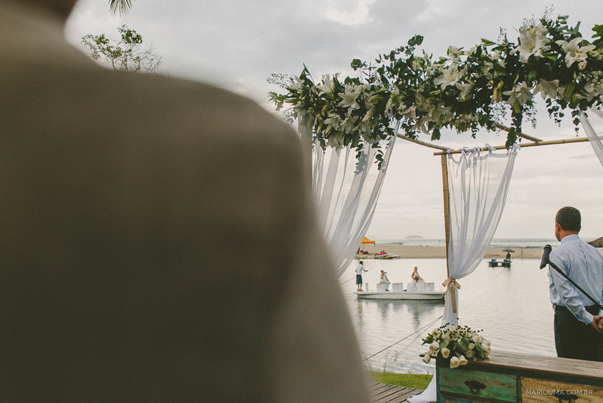 Fotografia de noivo aguardando a noiva para cerimônia de casamento no Itamambuca