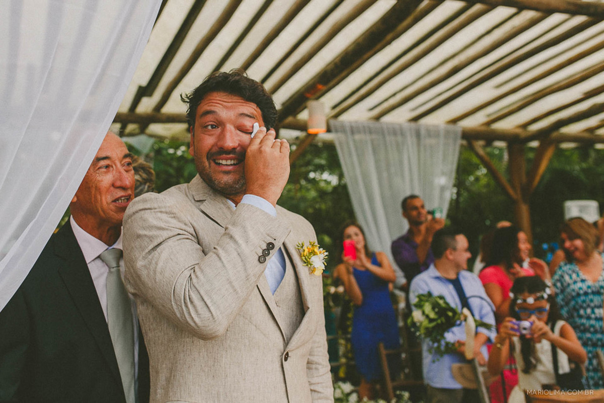 Noivo emocionado aguardando a entrada da noia 