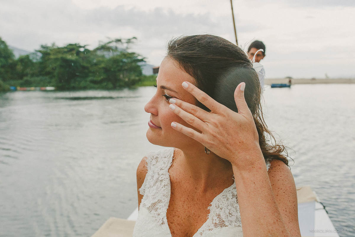 Noiva emocionada chegando na cerimônia de casamento em Itamambuca