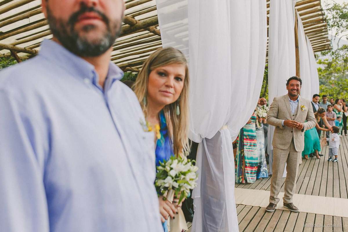 Padrinhos aguardando a entrada da noiva em cerimônia de casamento em Itamambuca
