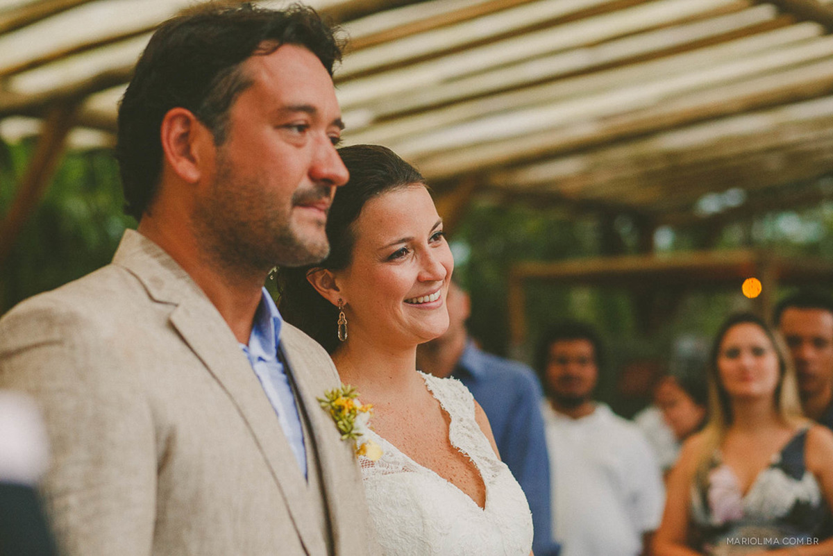 Olhar dos noivos em cerimônia de casamento em Itamambuca