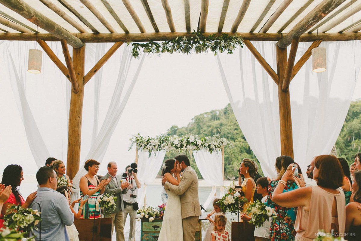 Beijo dos noivos em cerimônia de casamento em Itamambuca