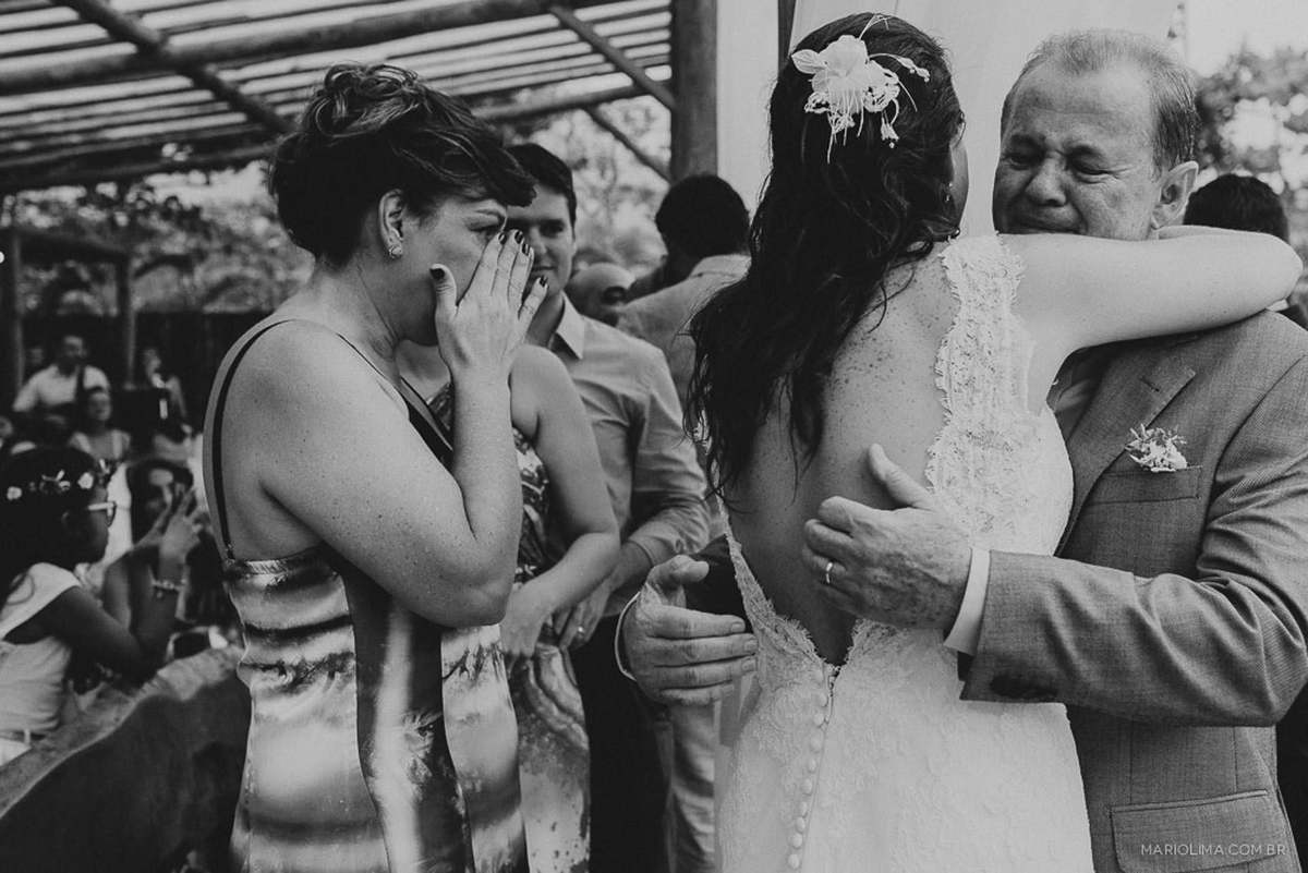 Noiva cumprimentando a família em cerimônia de casamento em Itamambuca