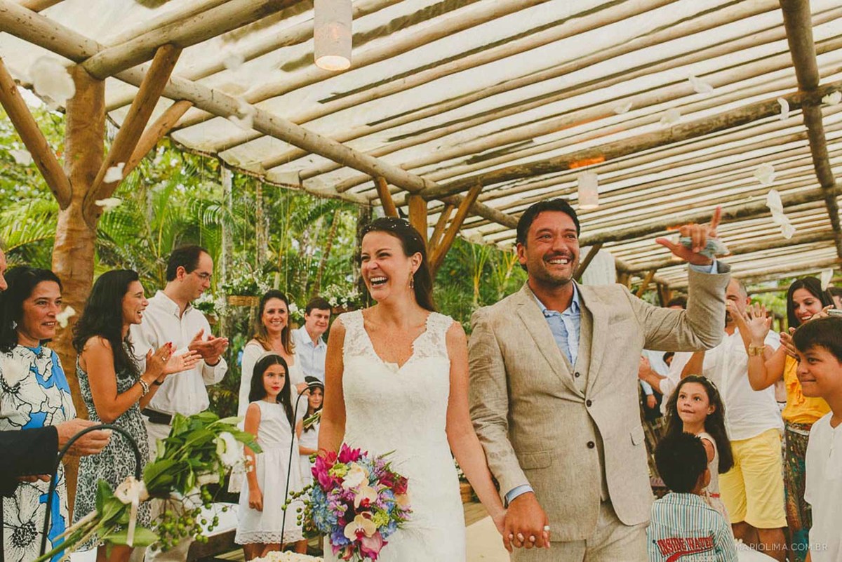 Noivos se despedindo da cerimônia de casamento em Itamambuca