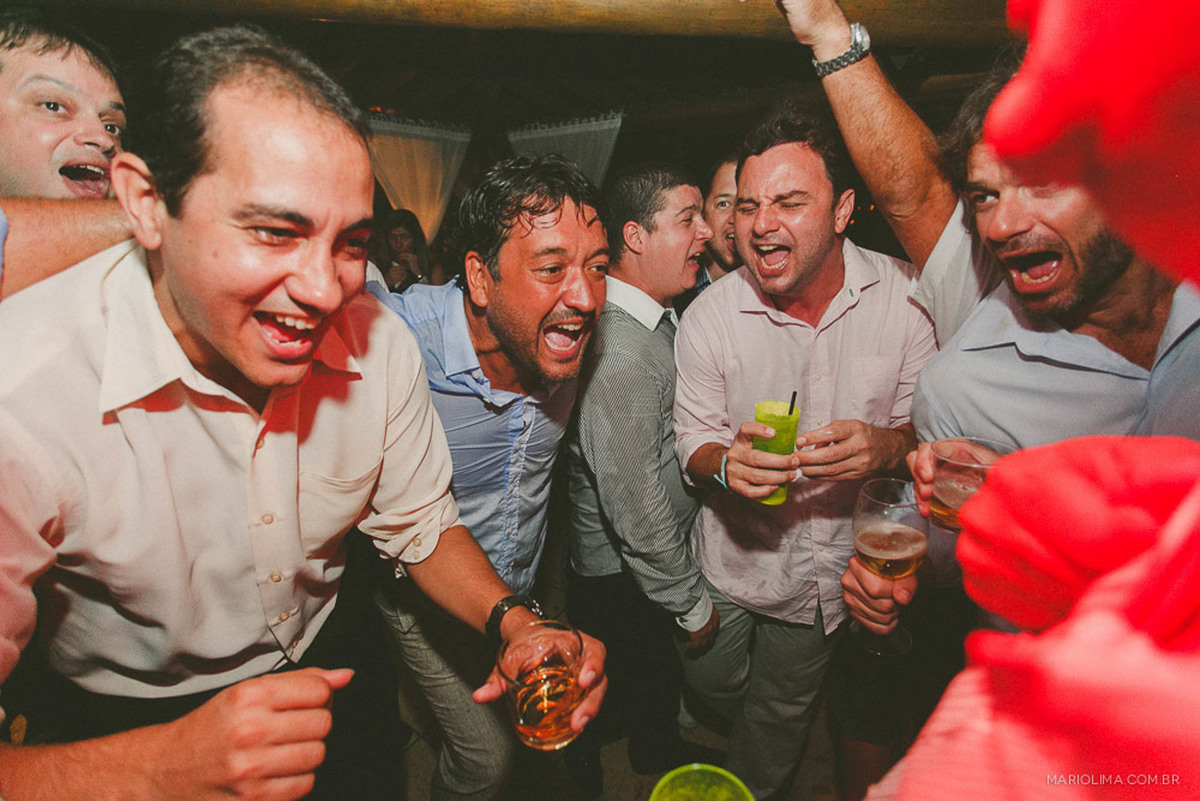 Padrinhos dançando em festa de casamento em Itamambuca