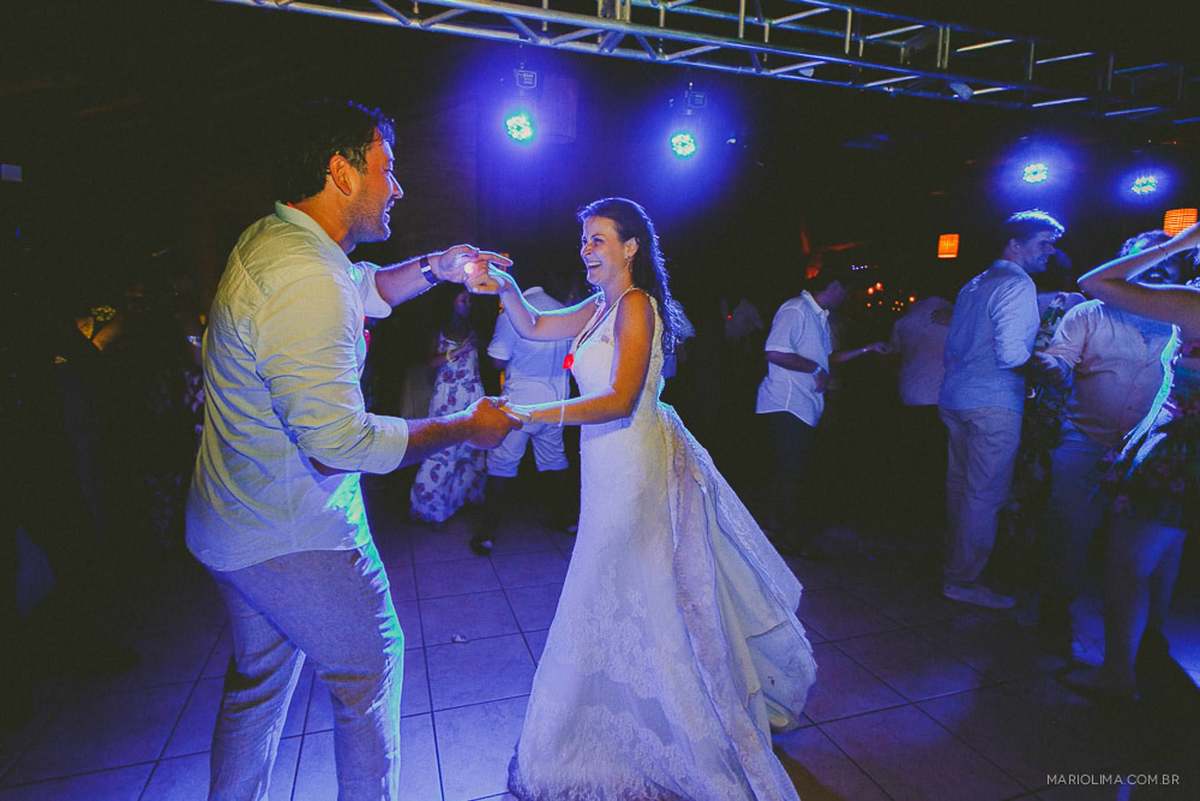 First Dance dos noivos em festa de casamento em Itamambuca