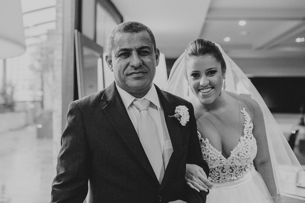 Noiva  de braço dado com o pai no making of