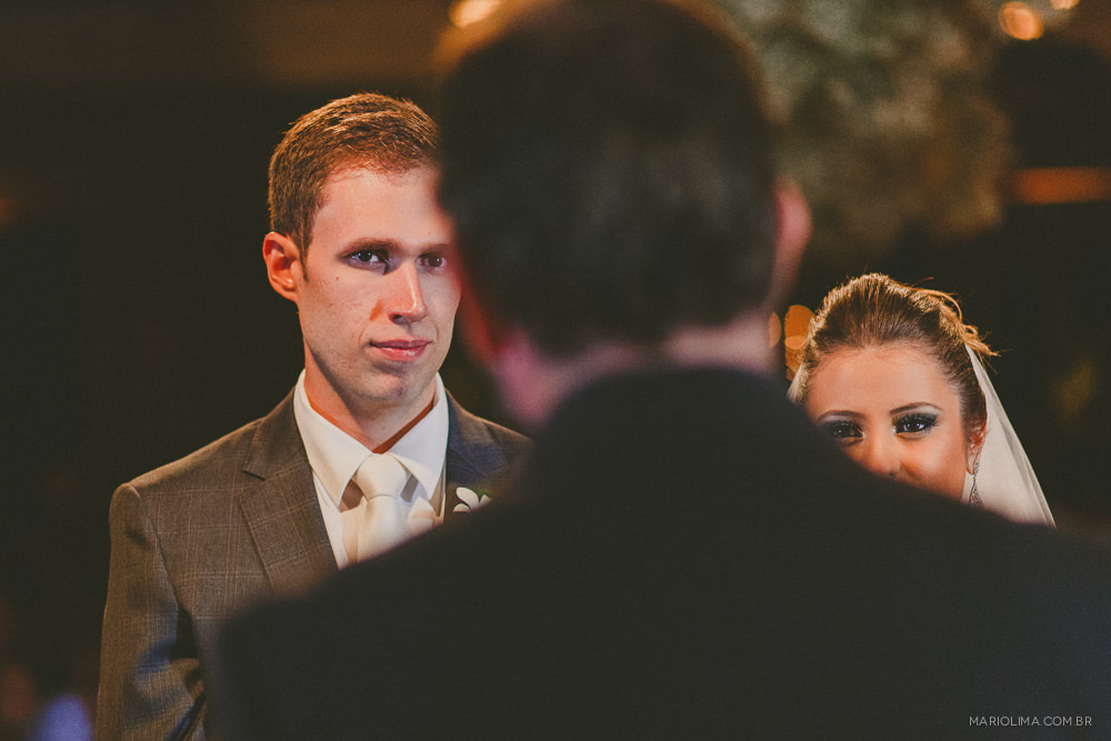 Noivos atentos a celebração na Casa Petra