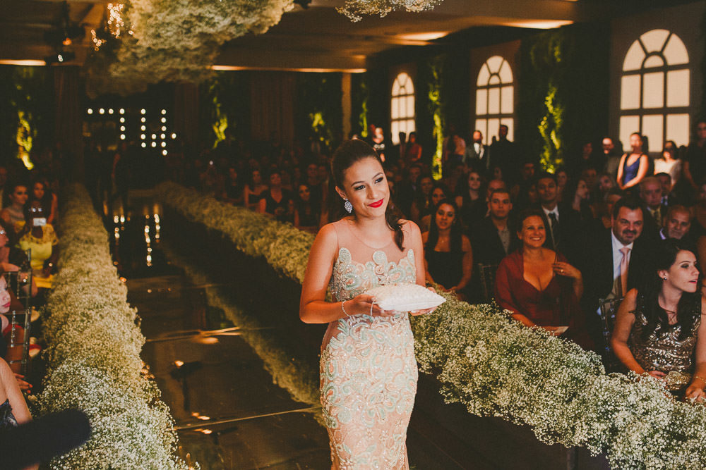 Fotografia de daminha entrando com as alianças em cerimônia de casamento na Casa Petra