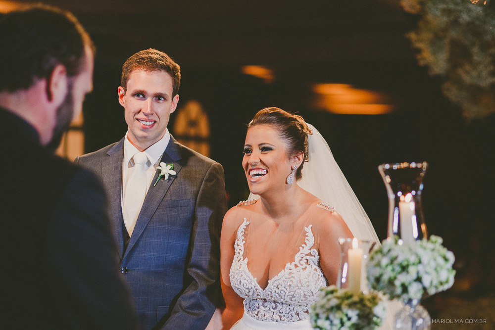 Noivos emocionados em cerimônia de casamento na Casa Petra