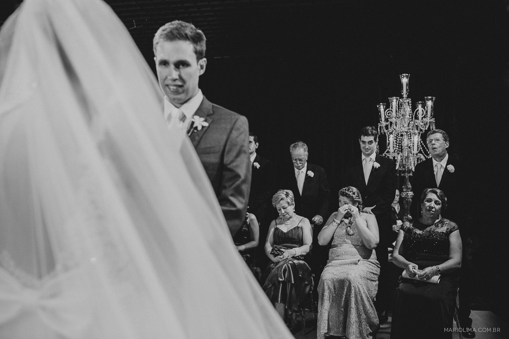 Noivo falando e madrinhas emocionadas em cerimônia de casamento na Casa Petra