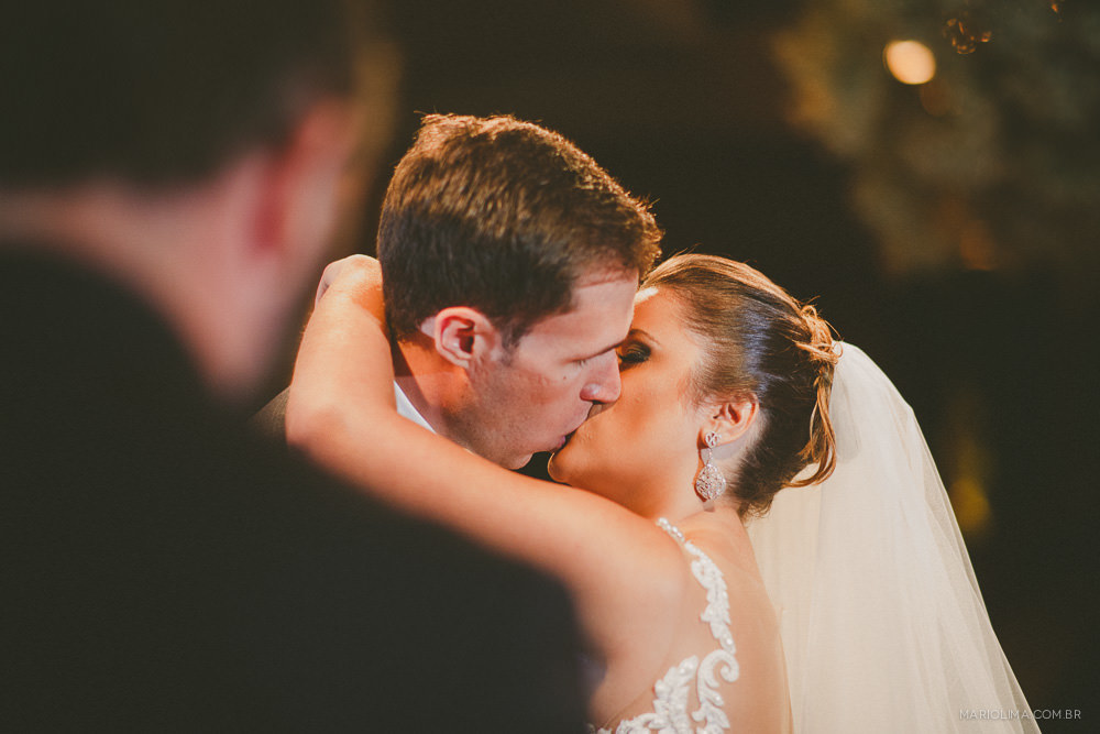 Beijo dos noivos em cerimônia de casamento na Casa Petra