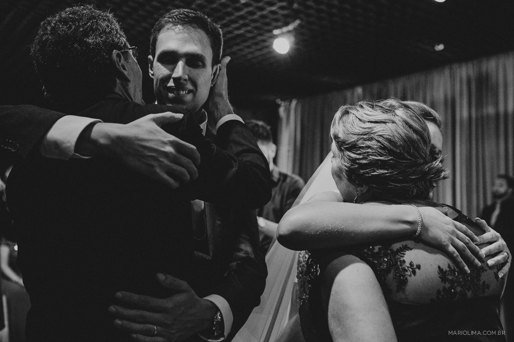 Noivo cumprimentando o pai em cerimônia de casamento na Casa Petra