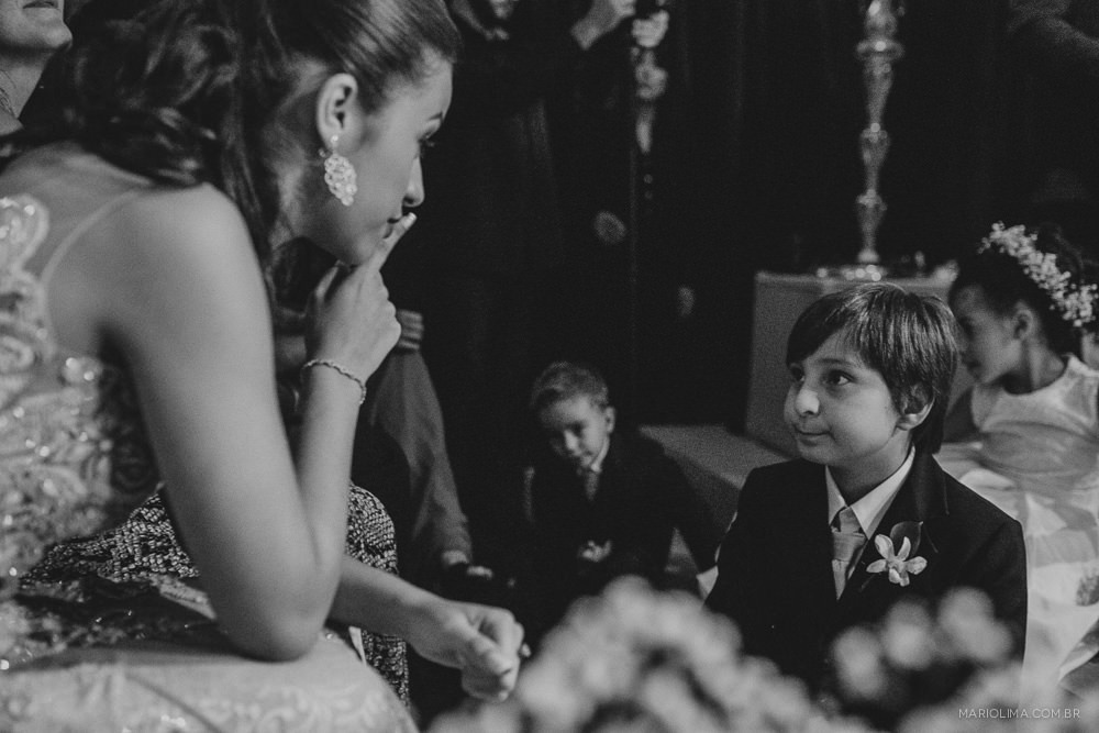 Noiva cumprimentando o pajem em cerimônia de casamento na Casa Petra