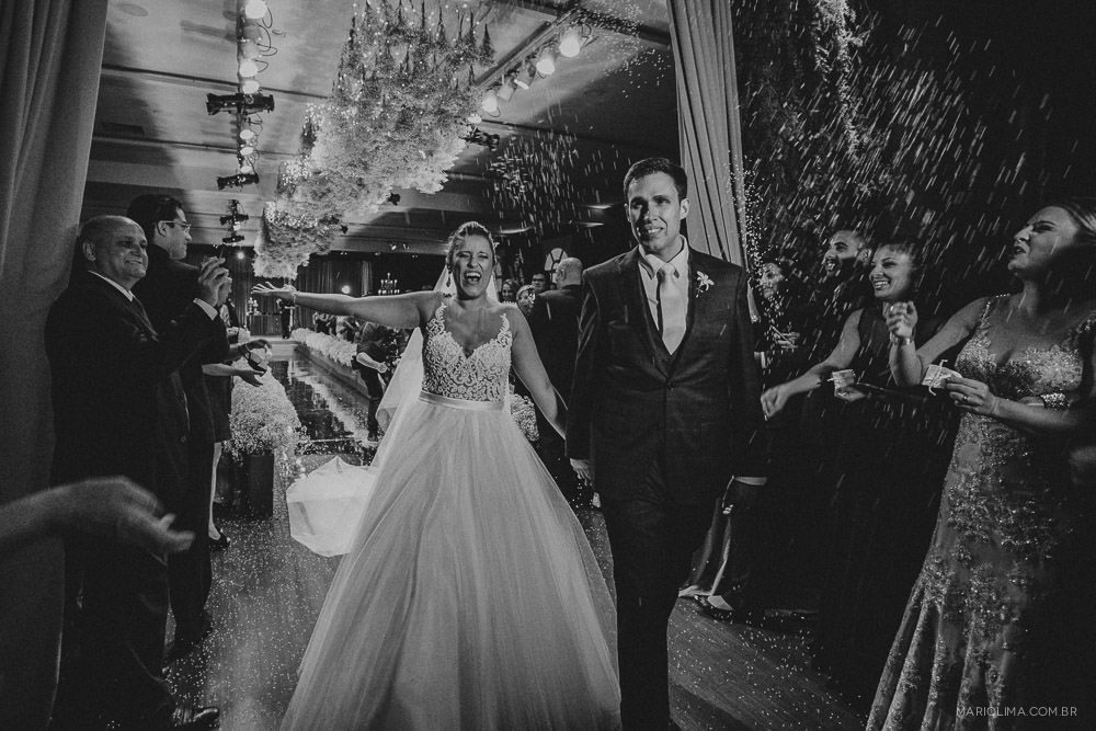 Noivos se despedindo de cerimônia de casamento na Casa Petra