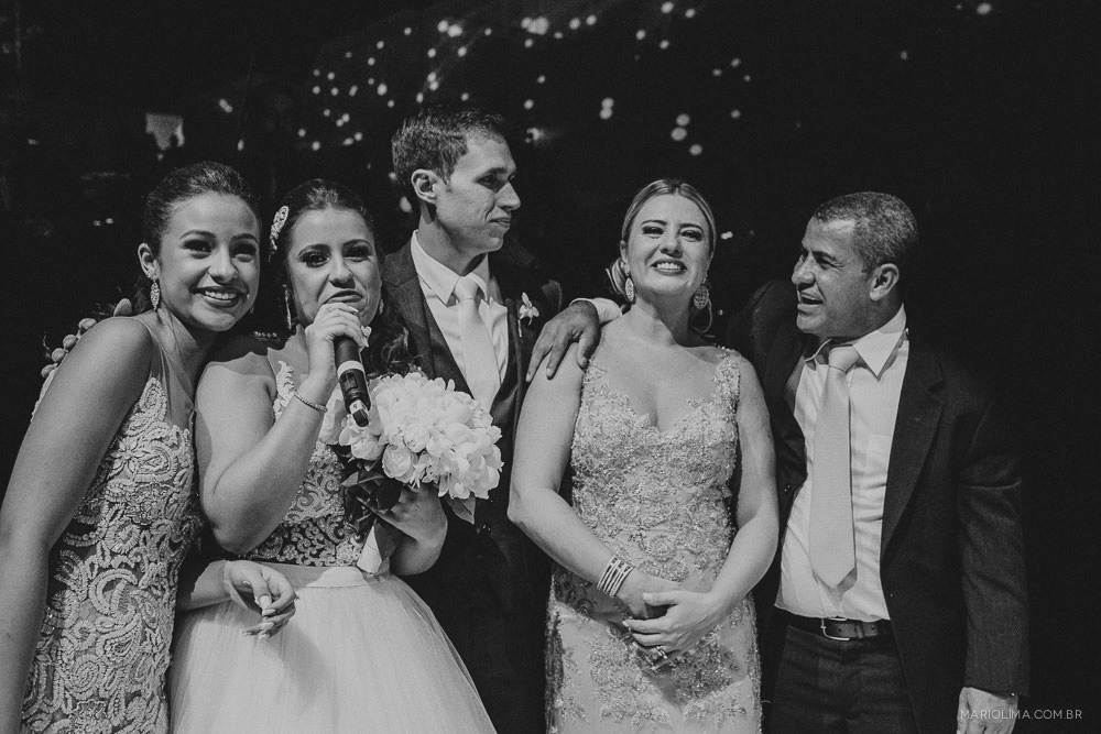 Madrinhas homenageando os noivos em festa de casamento na Casa Petra