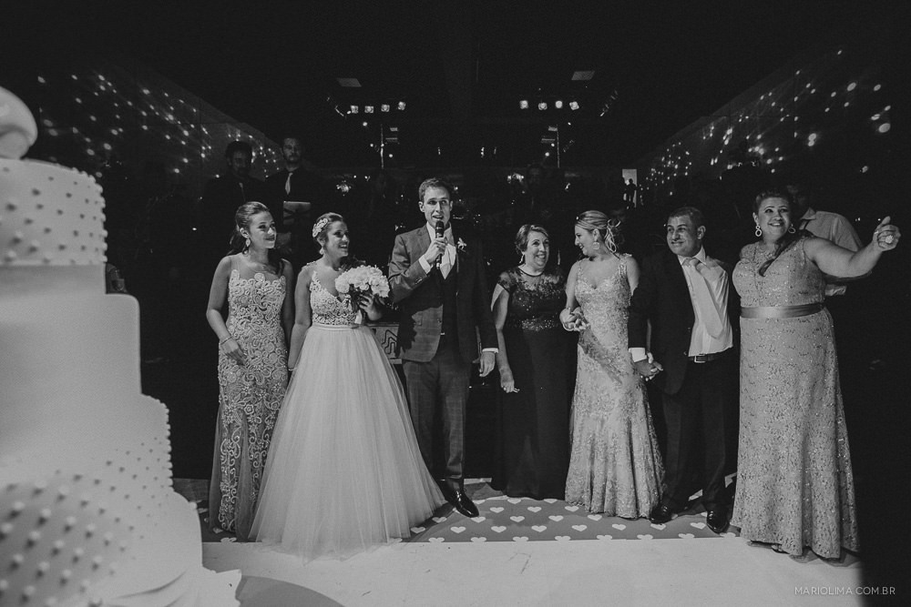 Noivos e Padrinhos em festa de casamento na Casa Petra