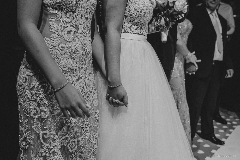 Noiva e madrinha de mãos dadas em festa de casamento na Casa Petra