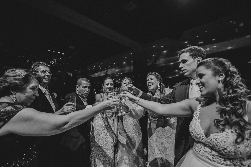 Brinde entre os noivos e padrinhos