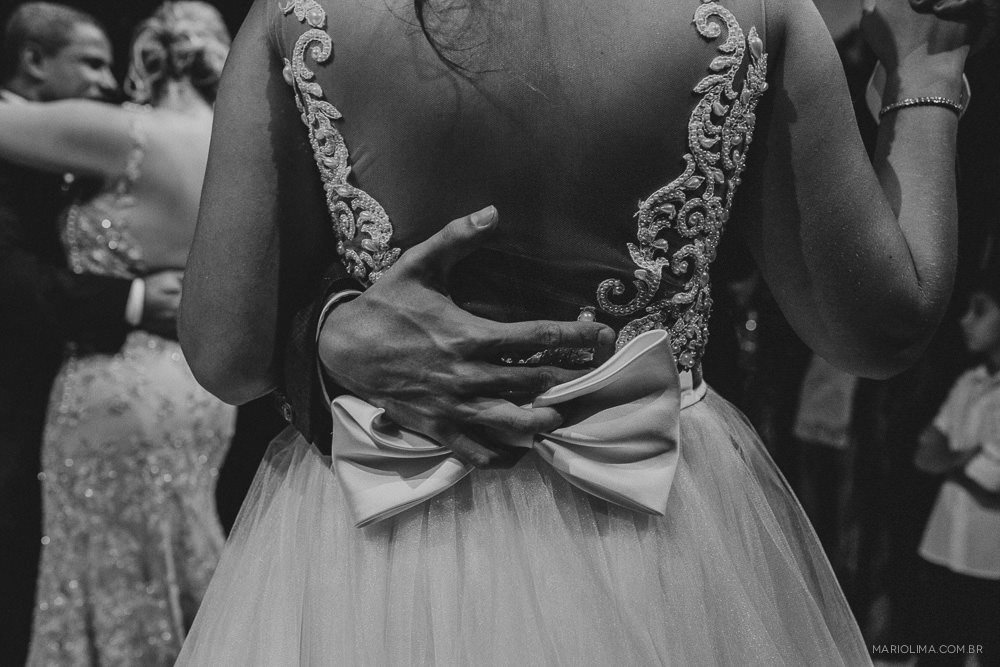 Noivo abraçando a noiva em festa de casamento na Casa Petra