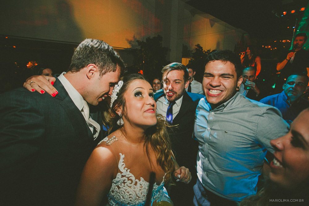 Noivos dançando com padrinhos em festa de casamento na Casa Petra