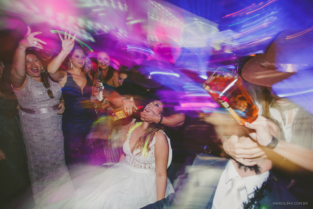 Madrinhas e noiva dançando em festa de casamento na Casa Petra