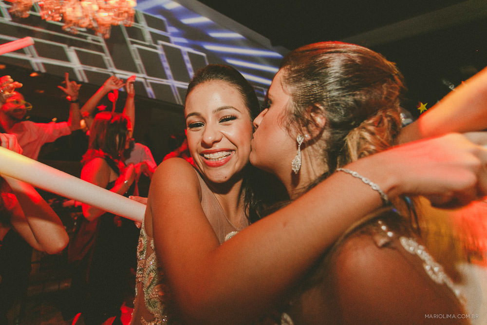 Noiva beijando madrinha no rosto em festa de casamento na Casa Petra