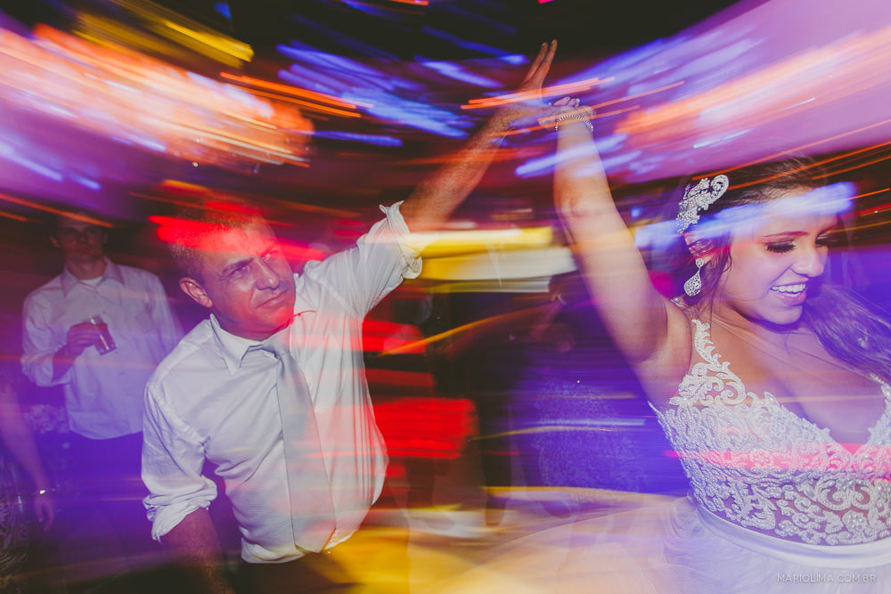 Padrinho dançando com noiva em festa de casamento na Casa Petra