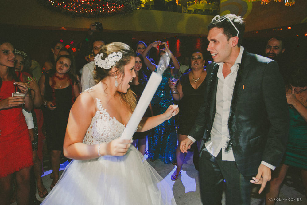 Noiva dançando com pau de macarrão em festa de casamento na Casa Petra