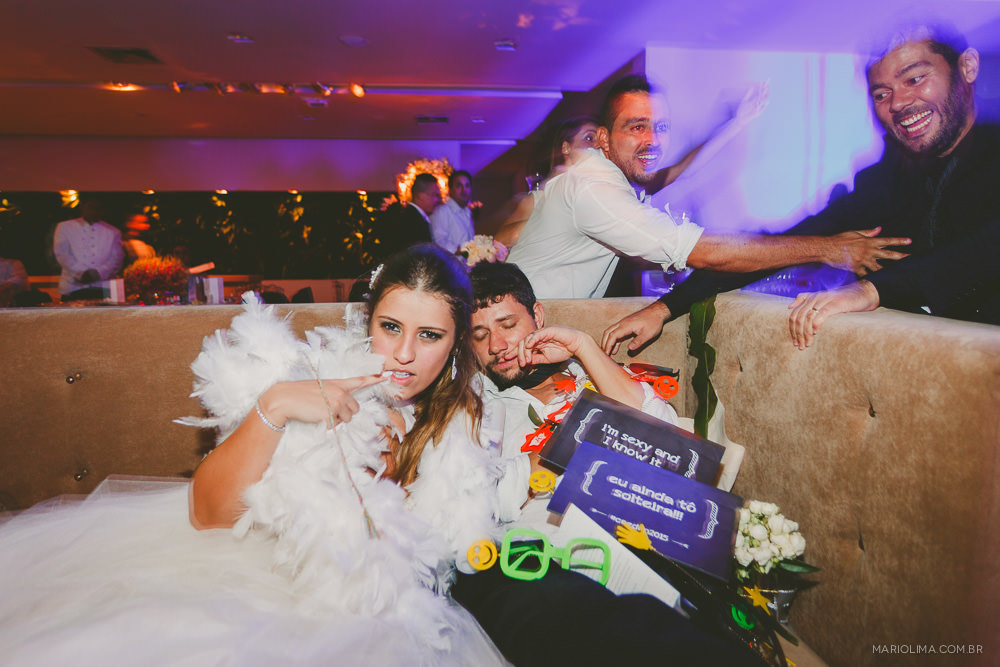 Noiva com criança em festa de casamento na Casa Petra